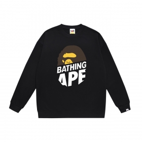 Свитшот от бренда Bape черный с надписью "bathing ape"