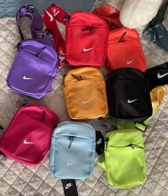 Универсальная сумка от бренда Nike модель через плечо