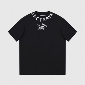 Чёрная футболка с логотипом на горловине от бренда Arcteryx 