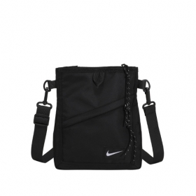 Nike чёрная сумка с отстёгивающимся широким ремешком