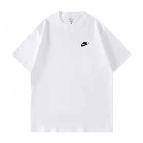 Белая футболка Nike выполнена из натуральной хлопковой ткани
