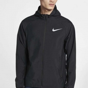 Куртка чёрная Nike выполнены эластичного материала