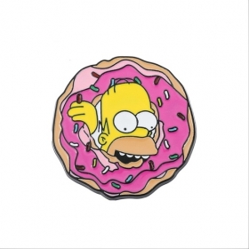 Значок-брошь "Гомер Симпсон и розовый пончик" выполнен из металла