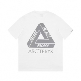 Белая хлопковая футболка от бренда Arcteryx с коротким рукавом