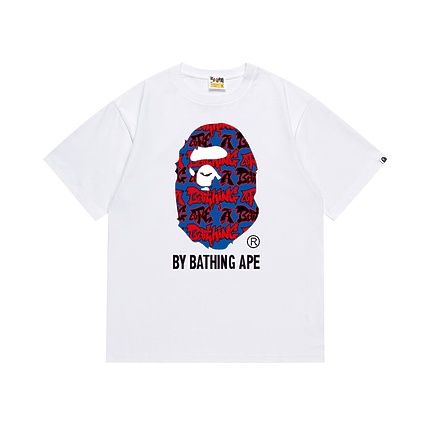 Футболка с фирменным принтом BAPE выполнена в белом цвете