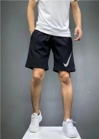 Эластичные спортивные шорты до колен чёрного-цвета от бренда Nike