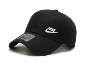 Черная кепка с вышитым маленьким лого Nike
