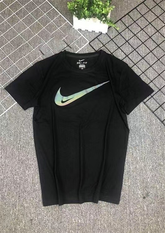 Чёрная футболка от бренда Nike с логотипом и коротким рукавом