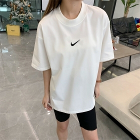 Базовая Nike белая удлинённая футболка со спущенным рукавом
