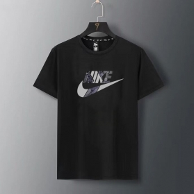 Классического кроя чёрная с лого Nike футболка из 95% хлопка