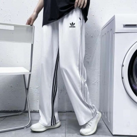 Мягкие свободного кроя белые спортивные штаны от бренда Adidas