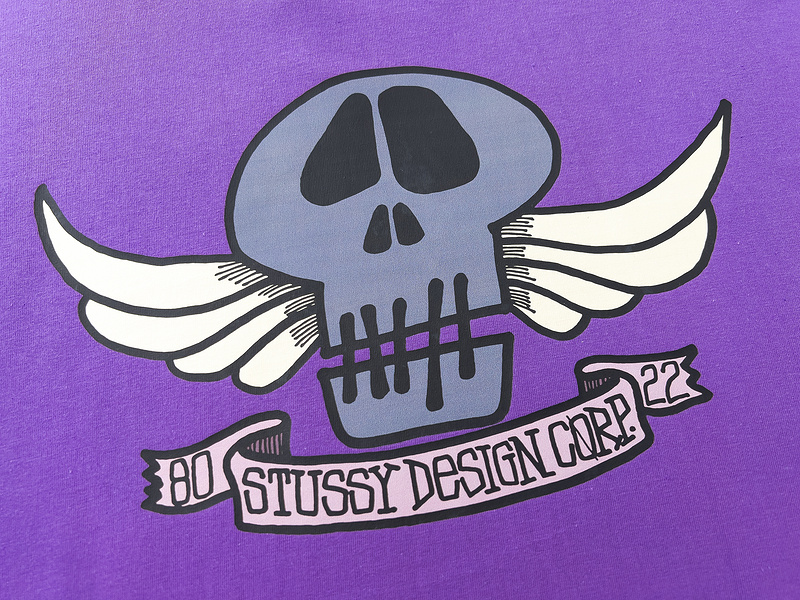 Лавандовая футболка Stussy с принтом "крылатый череп"