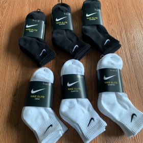 Белые и черные носки Nike средней высоты 