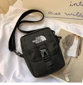 Повседневная чёрная сумка с пряжкой от бренда The North Face на плечо