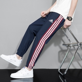 Хлопковые чёрные спортивки Adidas с красно-белыми полосками по бокам