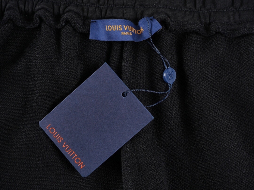 Джоггеры Louis Vuitton выполнены в черном цвете на резинке