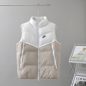 Бежево-белая жилетка Nike Swoosh с двумя карманами по бокам