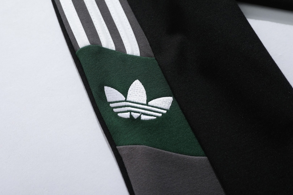 Спортивный свитшот Adidas чёрный с круглым вырезом и манжетой
