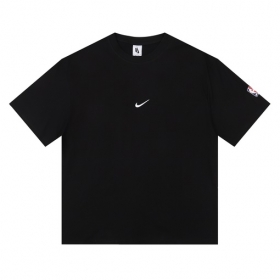 Хлопковая чёрная с коротким рукавом футболка от бренда Nike