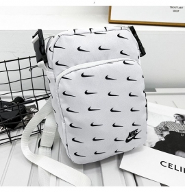 Поясная белая сумка через плечо Nike выполнена из полиэстера
