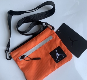 Оранжевая сумка кросс-боди через плечо от бренда Jordan на молнии