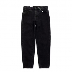 Чёрные джинсы Carhartt с фирменным логотипом на заднем кармане