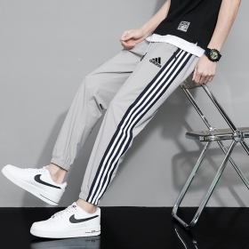 Серые спортивные штаны с полосками по бокам от Adidas