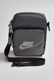Серая спортивная сумка барсетка Nike в клетку с регулирующим ремешком