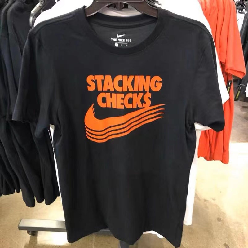 Чёрная с оранжевой надписью на груди футболка бренда Nike