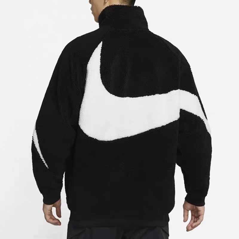 Универсальная от бренда Nike чёрно-белая со спущенными рукавами куртка