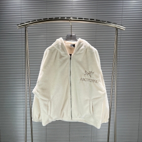Arc'teryx мягкая куртка-тедди в белом цвете с вышитым лого