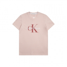 Нежно-розовая прямого фасона футболка с фирменным лого Calvin Klein