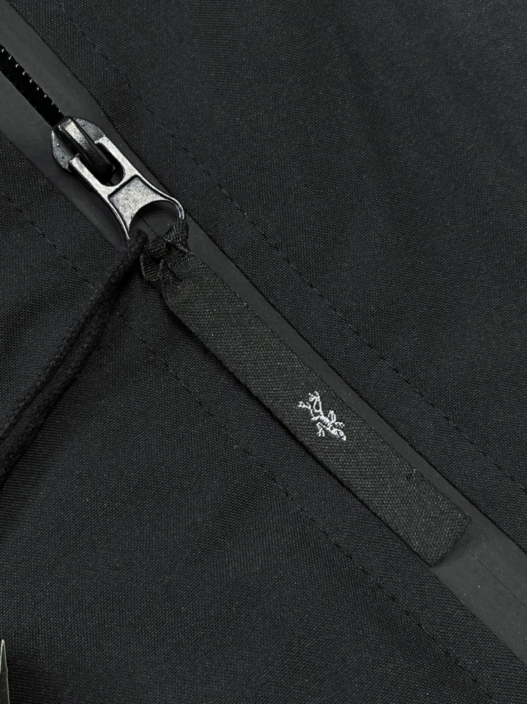 Чёрная куртка Arcteryx с высоким воротником и логотипом на груди