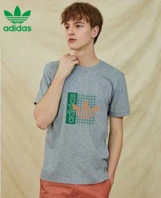 Серая футболка Adidas выполнена из натурального хлопкового материала