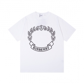 Модная белого цвета футболка от бренда BURBERRY с принтом