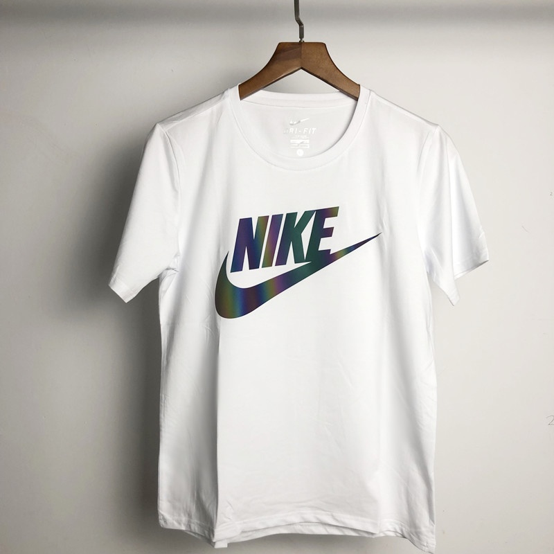 Белая футболка Nike со светоотражающим логотипом выполнена из хлопка