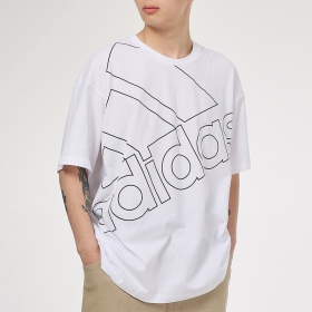 Стильная белая футболка Adidas имеет свободный крой