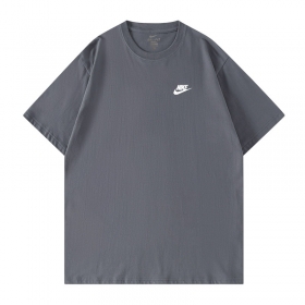 Серая с вышитым фирменным логотипом Nike футболка прямого кроя