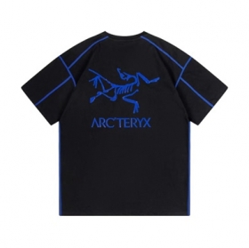 Чёрная футболка Arcteryx с наружными синими швами и фирменным принтом