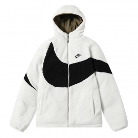 Двухсторонняя куртка Nike белого цвета с большим лого бренда