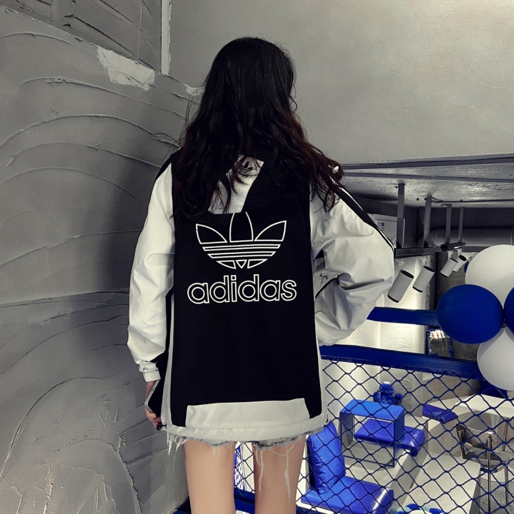 Adidas трендовая чёрная ветровка свободного покроя с лого на спине