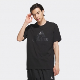 Просторная Adidas футболка в черном цвете с эластичной горловиной