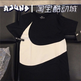 Чёрная прямого кроя Nike футболка с белой вставкой