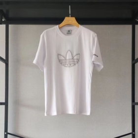 Базовая белая футболка Adidas с фирменным принтом на груди