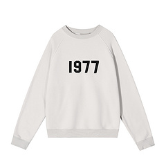 Свитшот essentials белого цвета с черными цифрами "1977"
