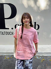 Розового цвета с текстом на груди футболка от бренда VAMTAC