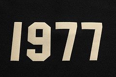 Черный свитшот essentials с цифрами "1977" на груди