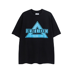 Черного цвета футболка бренда RHUDE с голубым принтом