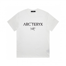 Свободная белая футболка  Arcteryx с логотипом бренда на груди