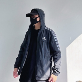 Чёрная ветровка с логотипом Adidas и карманами на молнии